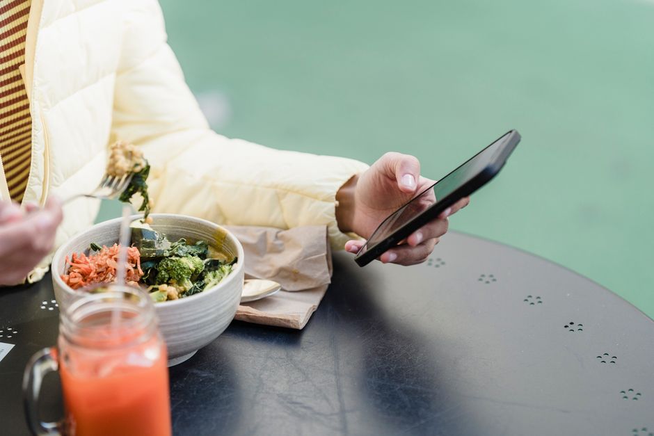 Phone-Free Dinner with a friend nearby — lifestyle · Relationships