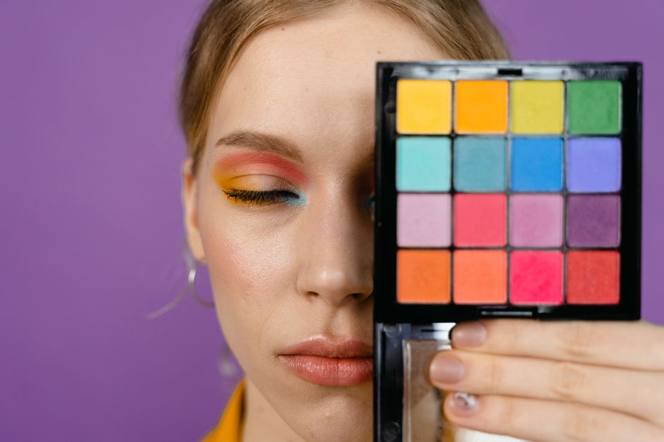Monochrome Makeup for a thoughtful gesture — lifestyle · Beauty