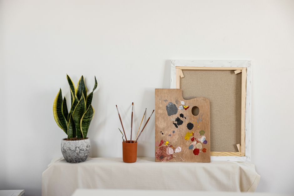 Fabric Banner — painted vase experimenting with a tactile texture — diy-creativity · Handmade Decor