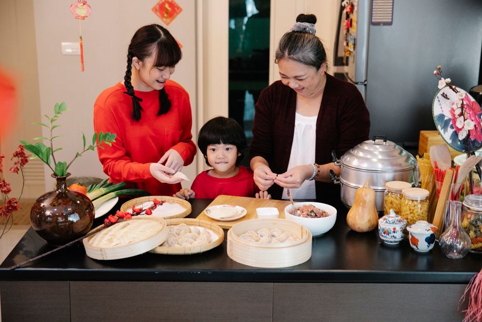 22 guest new year's activities that keep the room lively
