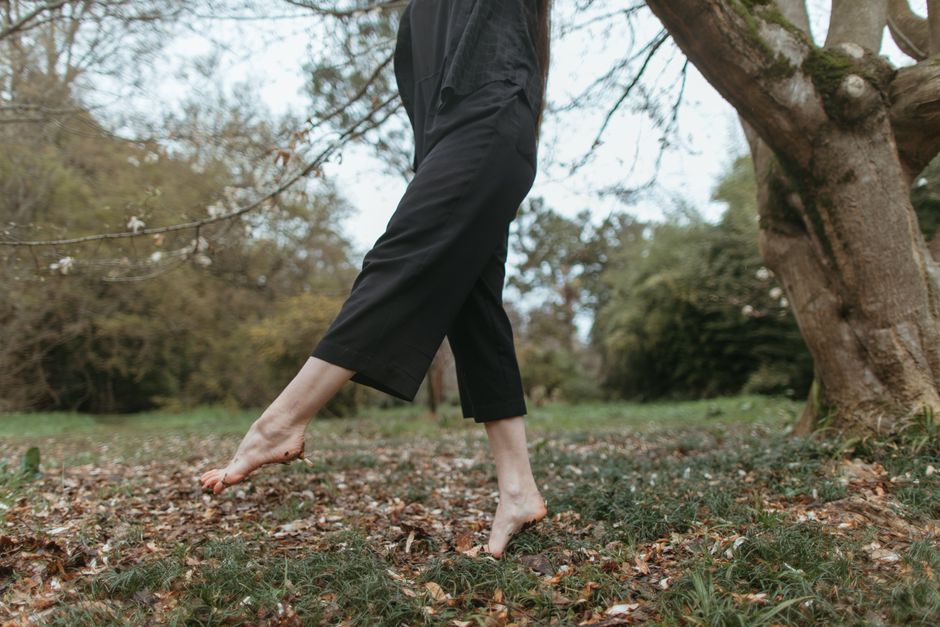 mindful walking & outdoor pauses with a mindful breathing pattern — wellness · Walking & Outdoor