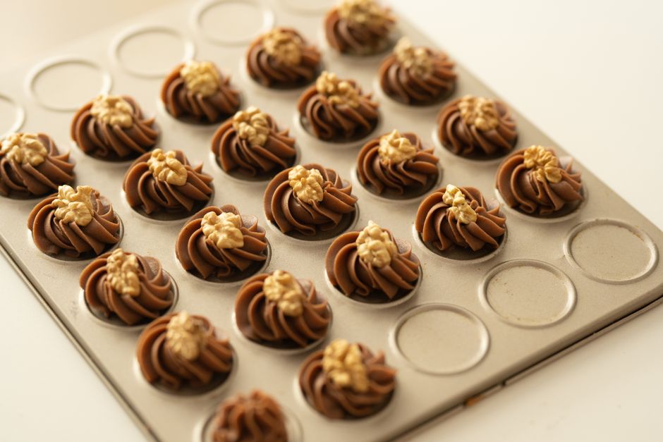 Nest cookies with candy eggs