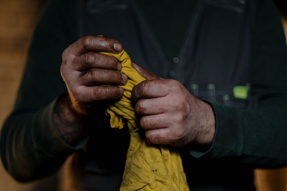 Hands-at-Work Series for rescuing old materials — diy-creativity · Photography