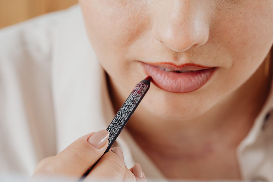Glossy Lip Routine with a friend nearby — lifestyle · Beauty