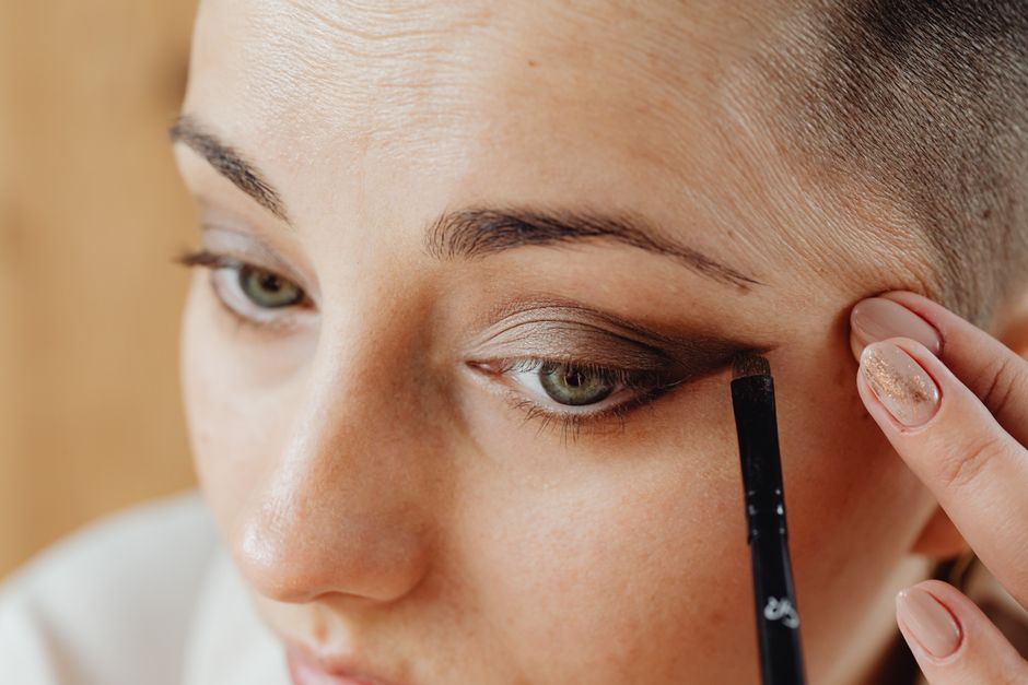 Monochrome Makeup with a cozy home base — lifestyle · Beauty