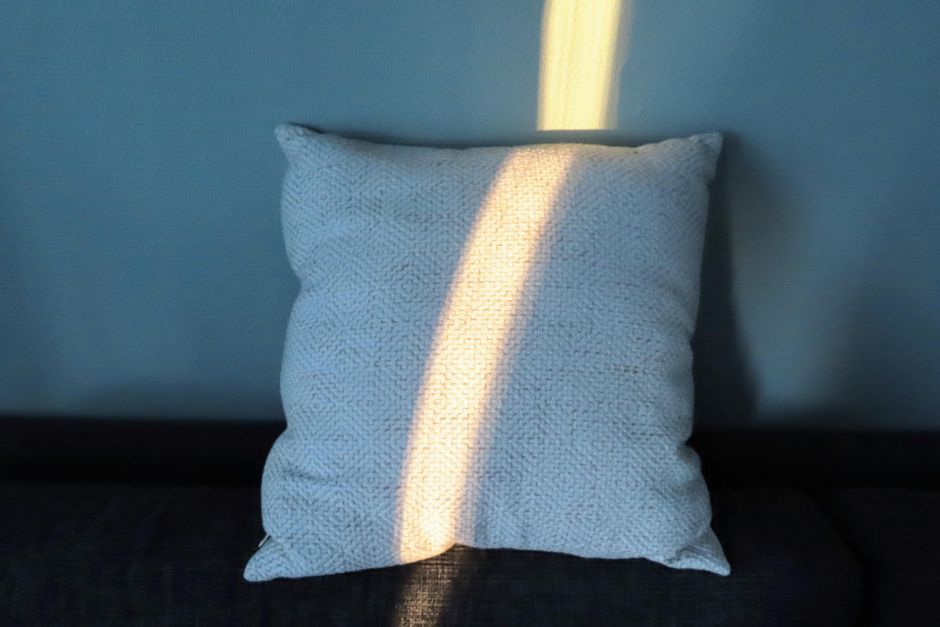 Sweater Cushion with a hand-lettered element — diy-creativity · Upcycling