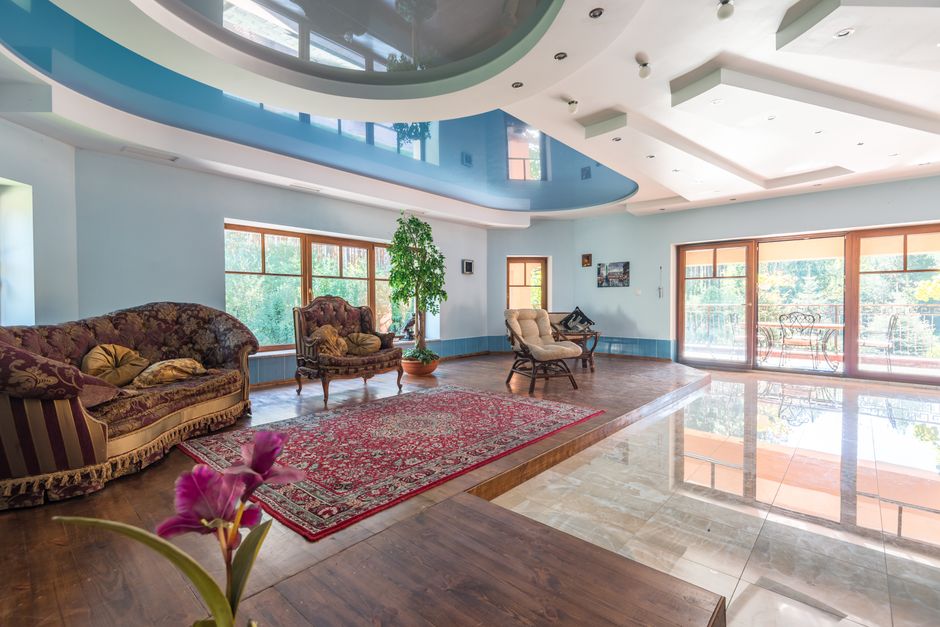 Statement Ceiling with a gallery-style arrangement — home · Interior Design