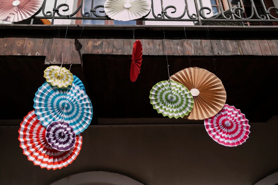 Paper Rosette Garland for a child-friendly session — diy-creativity · Paper Crafts