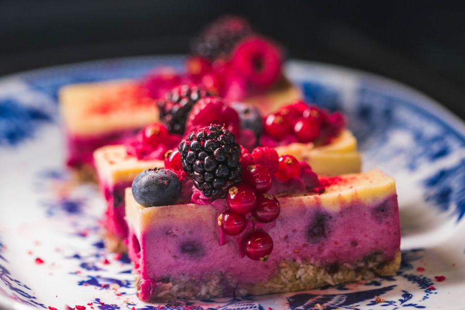 Fresh berry and yoghurt bar