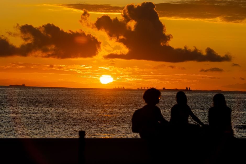 Sunset Pause for a mindful meal — wellness · Feel-Good Activities