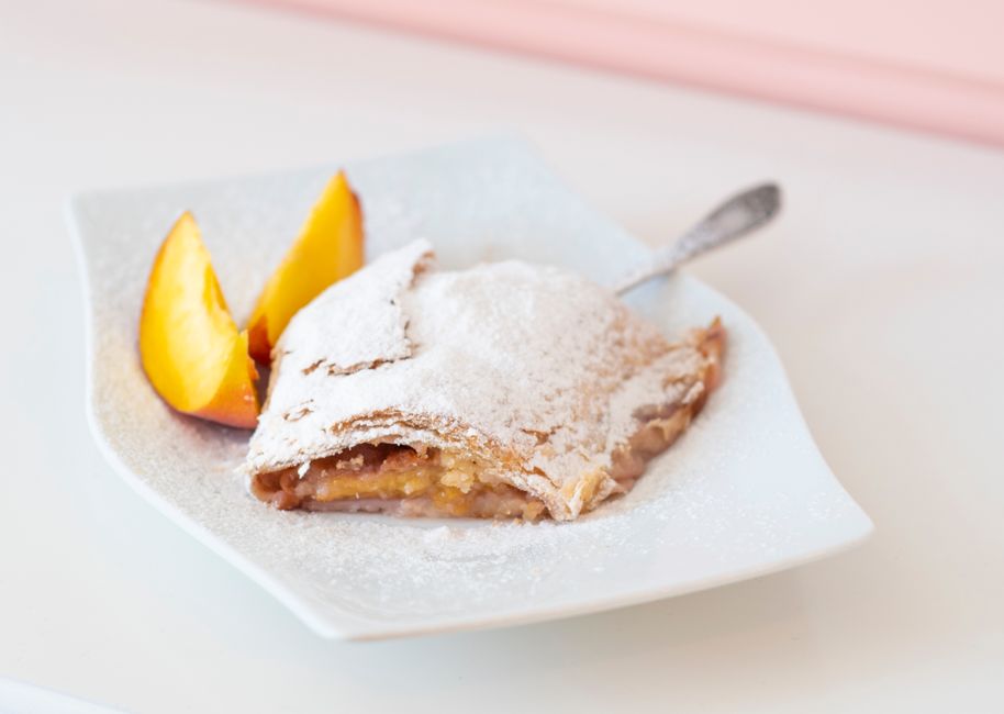 Peach Crumble with cinnamon sugar — food · Desserts