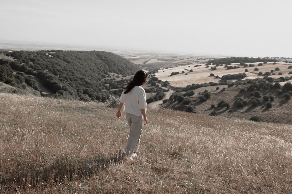 mindful walking & outdoor pauses during a morning transition — wellness · Walking & Outdoor