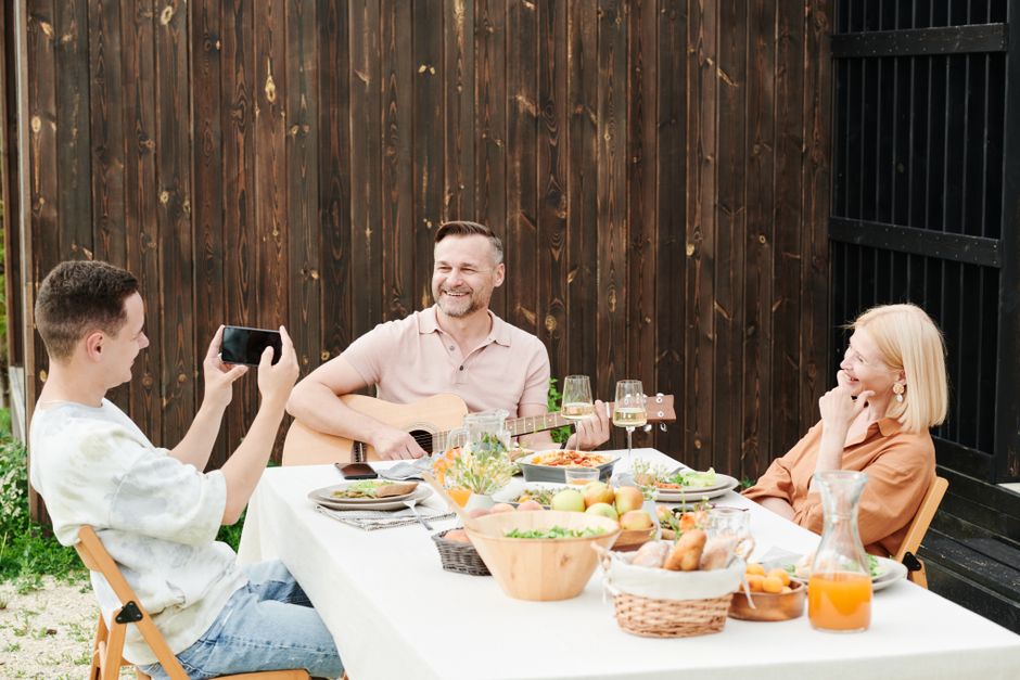 Phone-Free Dinner for a screen-light evening — lifestyle · Relationships