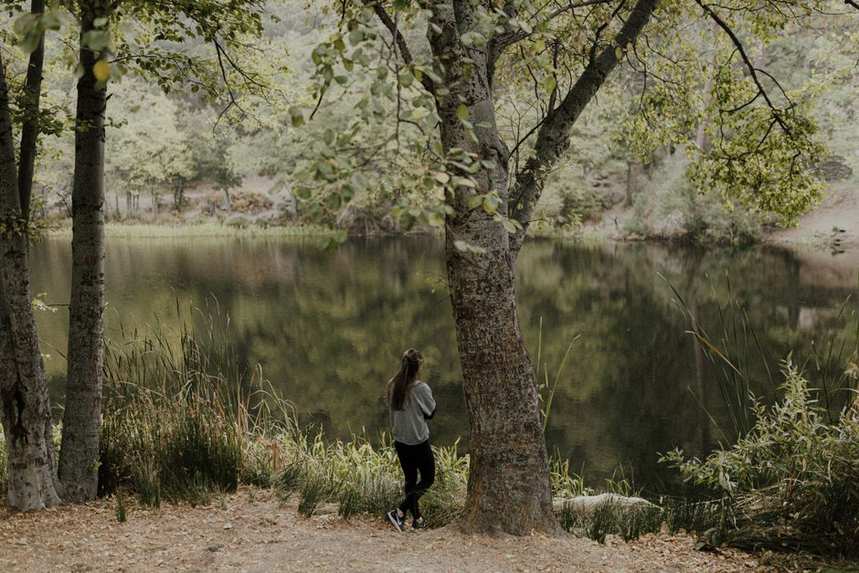 24 mindful walking & outdoor pauses for a quieter headspace