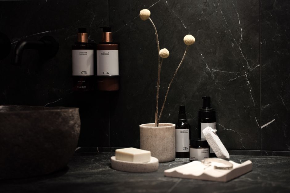 Stone Tray using renter-friendly details — home · Bathrooms