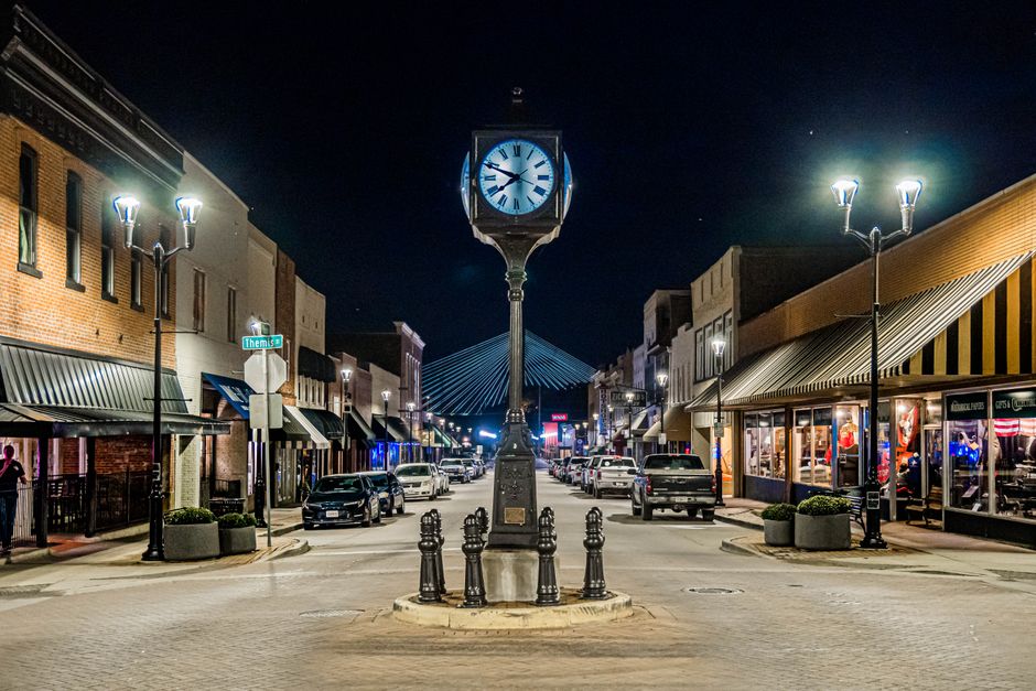 30 Small-Town Main Street ideas for an ordinary day outside