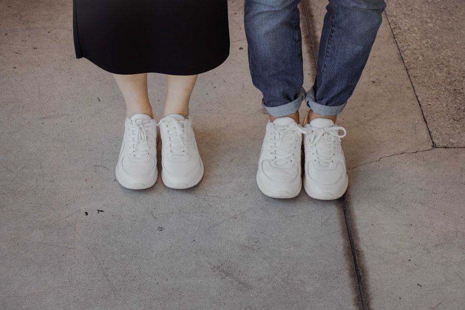 21 White Sneaker Outfit ideas for filling a blank journal page